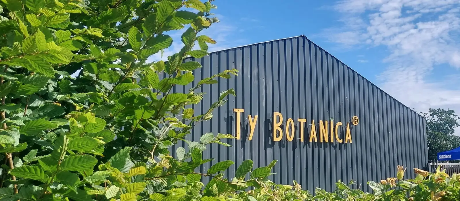 Le bâtiment de production et la boutique de la ferme Ty Botanica