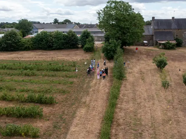 Groupe de visiteurs parcourant les cultures de la ferme Ty Botanica