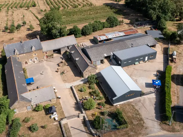 Vue aérienne de la ferme du Grand Bocmé et de ses parcelles de plantes médicinales